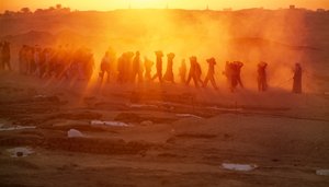 Arbetare bär material vid den arkeologiska utgrävningen i Abydos. Damm och..., 2005 (foto) av Kenneth Garrett