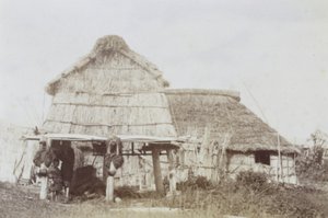 Ainu förråd med Ainu-barn, ca 1890-talet (silvertryck av gelatin) av Kenzô Tamoto