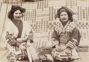 Ainu kvinnor, ca 1890-talet (silvertryck av gelatin) av Kenzô Tamoto
