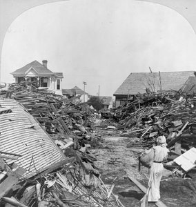 En passage genom skräpet, norrut på 19th Street, Galveston av Keystone View Company