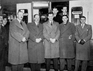 På väg till Wolverhampton för fotbollsmatchen England mot Wales, 1936 av Keystone View Company