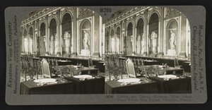 Galerie des Glaces, visar bord där fredsfördraget undertecknades, Versailles av Keystone View Company