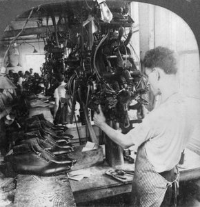 Varaktiga maskinformningsskor i skofabriken, Lynn, Massachusetts, USA, tidigt 1900-tal