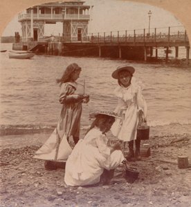 Spela på stranden c1900 av Keystone View Company