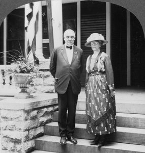 President och fru Harding i deras hem, Marion, Illinois, USA, c1921-c1923 av Keystone View Company