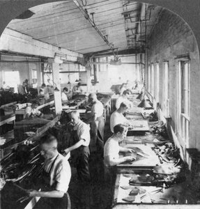 Arbetare som skär läder till skor i en fabrik, Lynn, Massachusetts, USA, 1900-talet