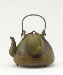 Minato ware tekanna, tekanna (dobin), mitten av 1800-talet (lergods med blyglasyrkopparkedja, koppar- och rottinghandtag) av Kichibei Ueda