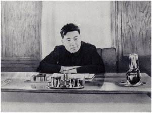 Kamrat Kim Il-sung på sitt kontor vid Folkets råd i Nordkorea (litho) av Korean Photographer