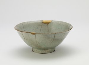 Skål, början av 1600-talet (porslin med transparent, ljusblå glasyr, guldlackreparationer) av Korean School