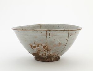 Skål, sent 1500-tidigt 1600-tal (porslin med genomskinlig glasyr, guld- och rödlackreparationer) av Korean School