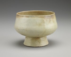 Skål på hög fot, andra hälften av 1500-talet (stengods med doppad vit slip under klar glasyr) av Korean School