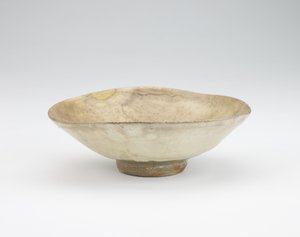 Skål, andra hälften av 1500-talet (stengods med doppad vit slip under transparent glasyr) av Korean School