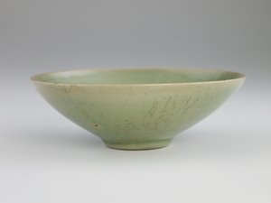 Skål med inskuret design av fisk bland vågor, mitten av 1100-talet av Korean School