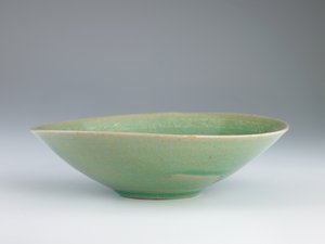 Skål med inlagd dekor av parad fisk, andra hälften av 1100-talet (stengods med vitt inlägg under celadonglasyr) av Korean School
