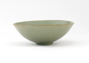 Skål med gjuten design av fisk bland vågor, mitten av 1100-talet (stengods med celadonglasyr) av Korean School