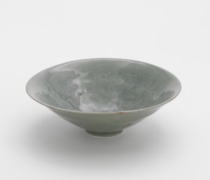 Skål med formgjuten pionvinscrolldesign, första halvan av 1100-talet (stengods med celadonglasyr) av Korean School