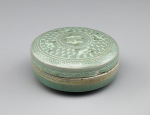 Täckt låda med inlagd design av kranar och moln, andra hälften av 1200-talet (stengods med vita och svarta inlägg under celadonglasyr) av Korean School