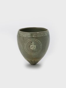 Bägare, sent 1100-tal (Stengods med inlagd slipdekor och celadon glasyr) av Korean School