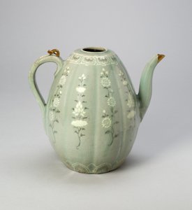 Melonformad Ewer med stiliserade blomrullar (stengods med celadonglasyr & underglasyr inlagd dekor av svarta och vita leror, med guldreparation) av Korean School