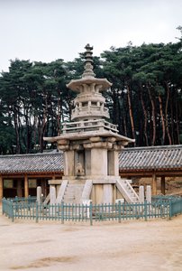 Tabo-tap (Pagoda of Prabhutaratna), en del av Pulkuk-sa tempelkomplexet, byggdes först 528, utökades 751 och återuppbyggdes efter en brand 1612-59 av Korean School