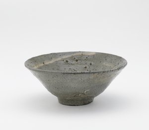 Teskål, typ Totoya, Kyongsang Namdo-provinsen, Korea, Choson-perioden, sent 1500-tidigt 1600-tal (stengods med borstad-slipdekor under fältspatisk glasyr) av Korean School