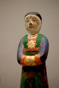 Dekorativ figur av en grav. Polykrom snidat trä, sen Joseon (Choson) period av Korean School