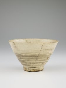 Teskål, i stil med hakeme, tidigt 1700-tal (stengods med vit slip under borstat järnpigment som liknar hakeme, under klar glasyr, klar glasyr inuti foten, guldlackreparationer) av Korean School