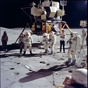 Grupp människor med TV-kamera för att visa det falska Apollo 11-projektet 1
