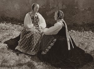 Rumänien: Lechinta, saxiska flickor i söndagsdräkt (s/v foto)