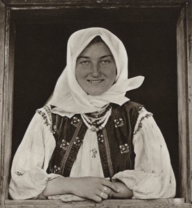 Rumänien: Oncesti, vid fönstret (s/v foto) av Kurt Hielscher