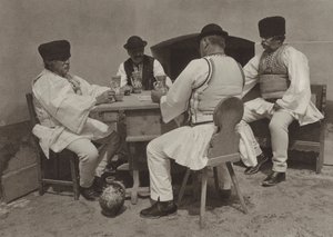 Rumänien: Poiana-Sibiului, njuter av ett glas vin (s/v foto) av Kurt Hielscher