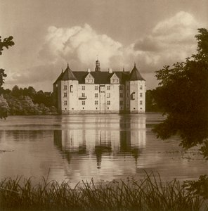 Schloss Glucksburg nära Flensburg (Schleswig); Glucksburg slott nära Flensburg (Schleswig) (s/v foto) av Kurt Hielscher