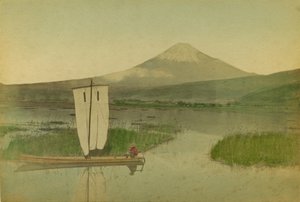 Japan: Mount Fuji-Yama (Fuji Yama) med en segelbåt i förgrunden på sjön Hokome