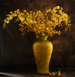 Guldblommor i vas av LM Meng