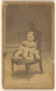 [Oidentifierad liten flicka, sittande] av L. D. Campbell