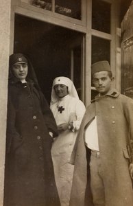 Album av första världskriget i Friuli-Venezia Giulia: Porträtt av två Röda Korsets sjuksköterskor med en österrikisk kadettfånge i Villa Brazzà, hem till 17 av krigssjukhuset i Soleschiano Manzano (s/v foto) av L. Verdiani