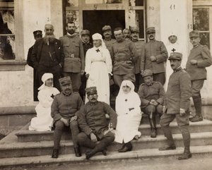 Album av första världskriget i Friuli-Venezia Giulia: gruppporträtt med officerare och Röda korssjuksköterskor under besöket av riddarna av Malta a Villa Brazzà, hem till 17 av sjukhuset för krig i Soleschiano Manzano, 25/11/1915 ( s/v bild) av L. Verdiani