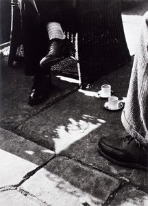 Vid kaffe (vintage gelatinsilverfotografi) av Laszlo Moholy Nagy