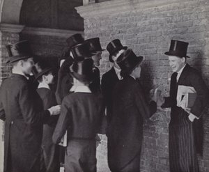 Eton boys, skvaller (s/v foto) av Laszlo Moholy Nagy