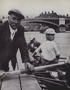 Flottar, Eton, Froggie övervakar ombordstigningen (s/v foto) av Laszlo Moholy-Nagy