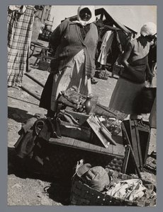 Loppis i Åbo, Finland Marktweiß i Åbo (Åbo) Finland (titel på objekt) av Laszlo Moholy Nagy