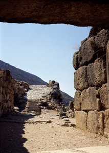 Utsikt över gränden från Lejonporten: platsen för den antika staden Mykenes, på Peloponnesos (1500-1100 f.Kr.) Grekland