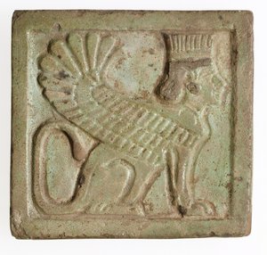 Plakett med bevingad persisk sfinx, ca 525-401 f.Kr. (gjuten fajans)