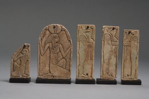 Plack av Maat, Nephthys och Horus söner, sen dynastisk period (fajans) (se även 325656, 325657 och 325658)