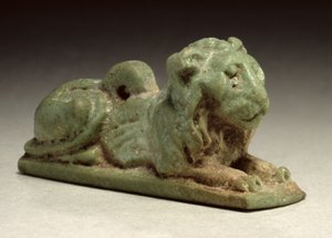 Liggande lejonamulet (grön fajans)