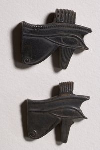 Två wedjat ögonamuletter (obsidian)
