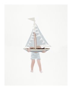 Pojke med segelbåt, c.2018 (blandteknik)