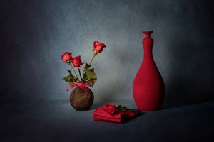 Elegant stilleben med röda rosor av Leah Xu