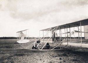 Leon Bollee arbetar på Wright-brödernas plan, ca 1909 av Leon Bollee