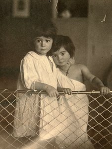 Porträtt av två barn, sent 1800-tal eller tidigt 1900-tal. av Leonid Andreyev